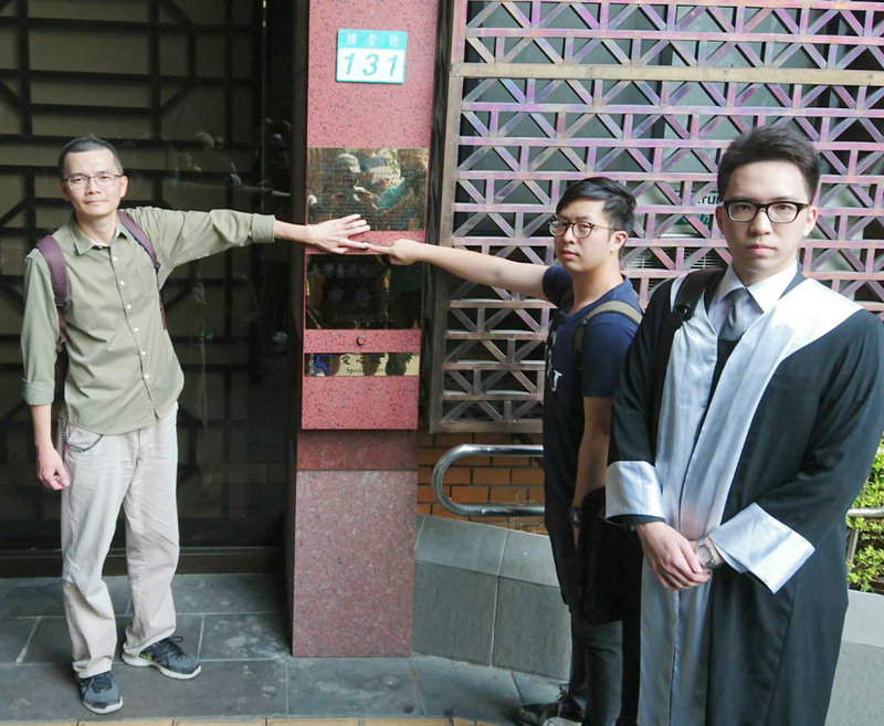 多名台大師生及校友不滿教育部仍未核定台大校長當選人管中閔的人事案，今天下午到台北地檢署按鈴控告教育部長潘文忠、教育部人事處長陳焜元涉犯刑法公務員瀆職罪。 圖：中央社