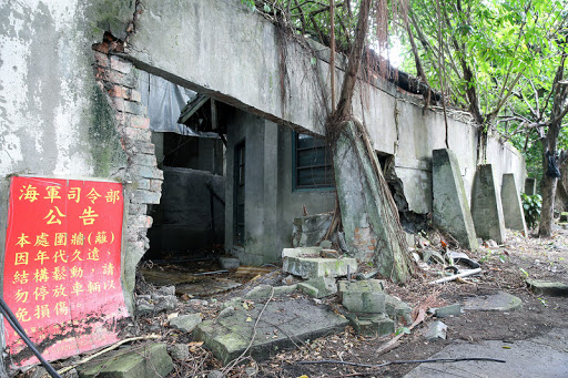 位在台北市中正區的海軍將官官舍為市定歷史建築，但有里長反映官舍維護不佳、環境髒亂，台北市文化局12日邀集文資委員前往訪視，了解管理維護情形，並限期管理人國防部半年內提出修復再利用計畫。 圖：中央社