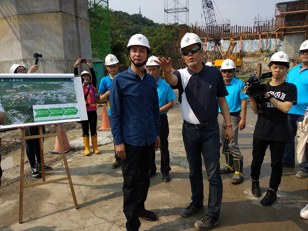 新北市長朱立倫視察新店安坑一號道路第二期工程進度，完工後將和大台北交通路網同步串連，區域發展逐步接軌。 圖:新北市政府/提供