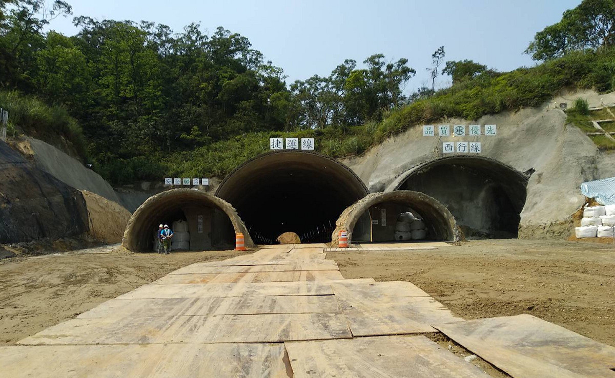 新北市新店區安泰路附近以三連孔近接隧道方式設置，中間為輕軌捷運線、兩側為公路使用。
 圖:新北市政府/提供