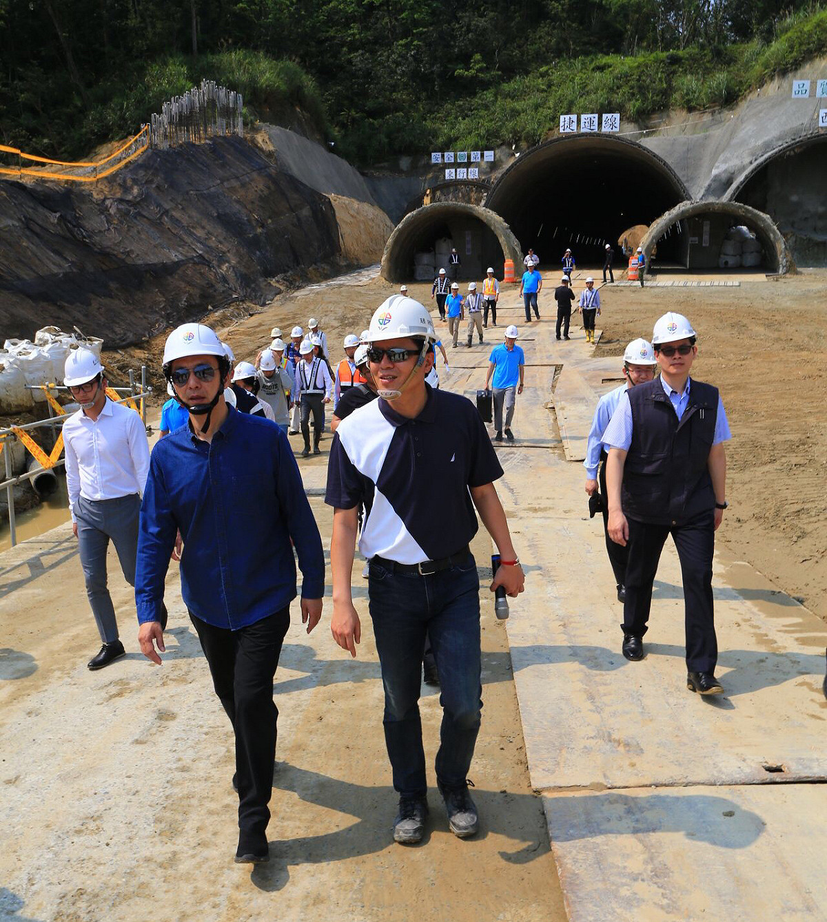 新北市長朱立倫視察新店安坑一號道路第二期工程進度，完工後將和大台北交通路網同步串連，區域發展逐步接軌。 圖:新北市政府/提供