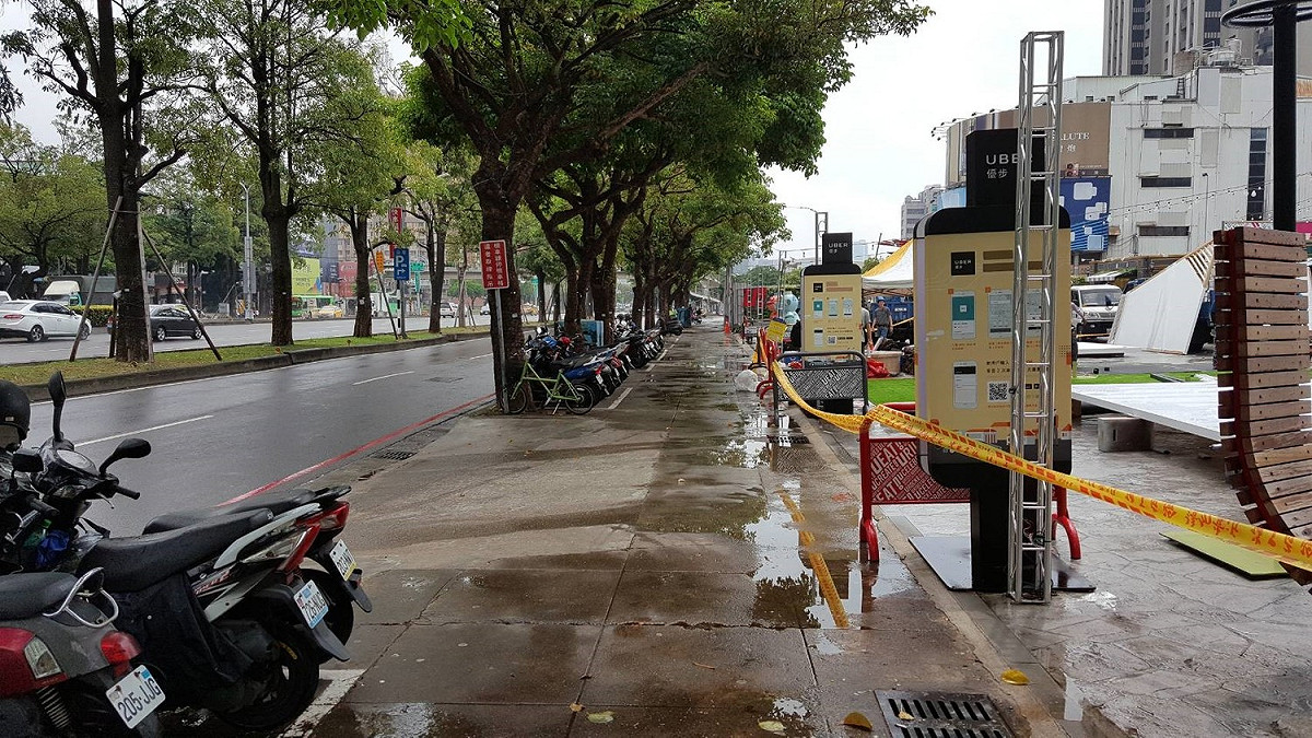 Uber在台中市台灣大道上違規設立的招呼站牌。 圖 : 台中市交通局/提供
