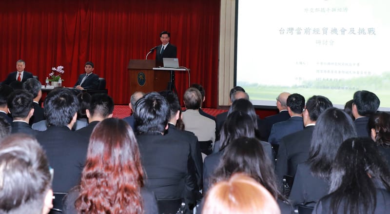 外交部長吳釗燮致詞時表示將推動外交部人員經貿訓練，將資源火力集中在重要的項目上，「以外交帶動經貿，以經貿輔助外交」。 圖：中央社