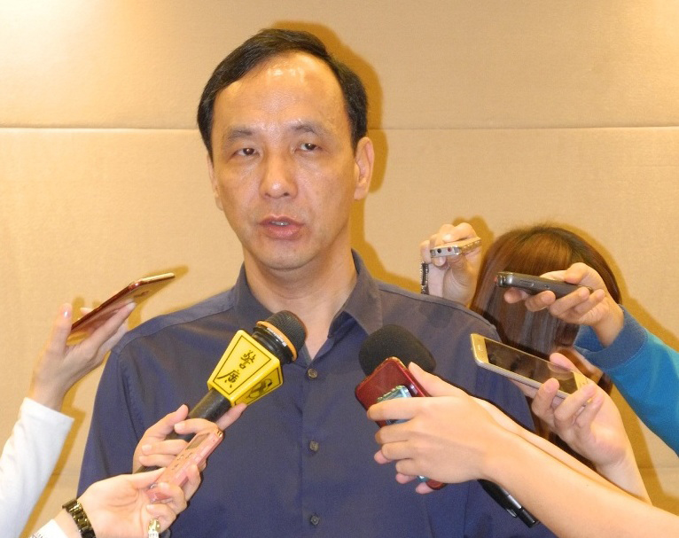 新北市長朱立倫透露這星期看到4份民調，侯友宜領先蘇貞昌 14 到22.6個百分點。 圖：王峻昌／攝