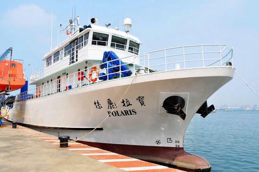 空勤總隊黑鷹直升機2月5日執行醫療後送任務在蘭嶼海域失事墜海，探測船「寶拉麗絲號」12日成功打撈部分機體殘骸，13日上午將抵高雄科技大學旗津校區碼頭。 圖：中央社