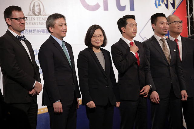 台北美國商會執行長傅維廉 (左)表示，強烈支持川普重新考慮加入TPP。圖為總統蔡英文參加美國商會謝年飯晚宴。 圖 : 翻攝自總統府官網