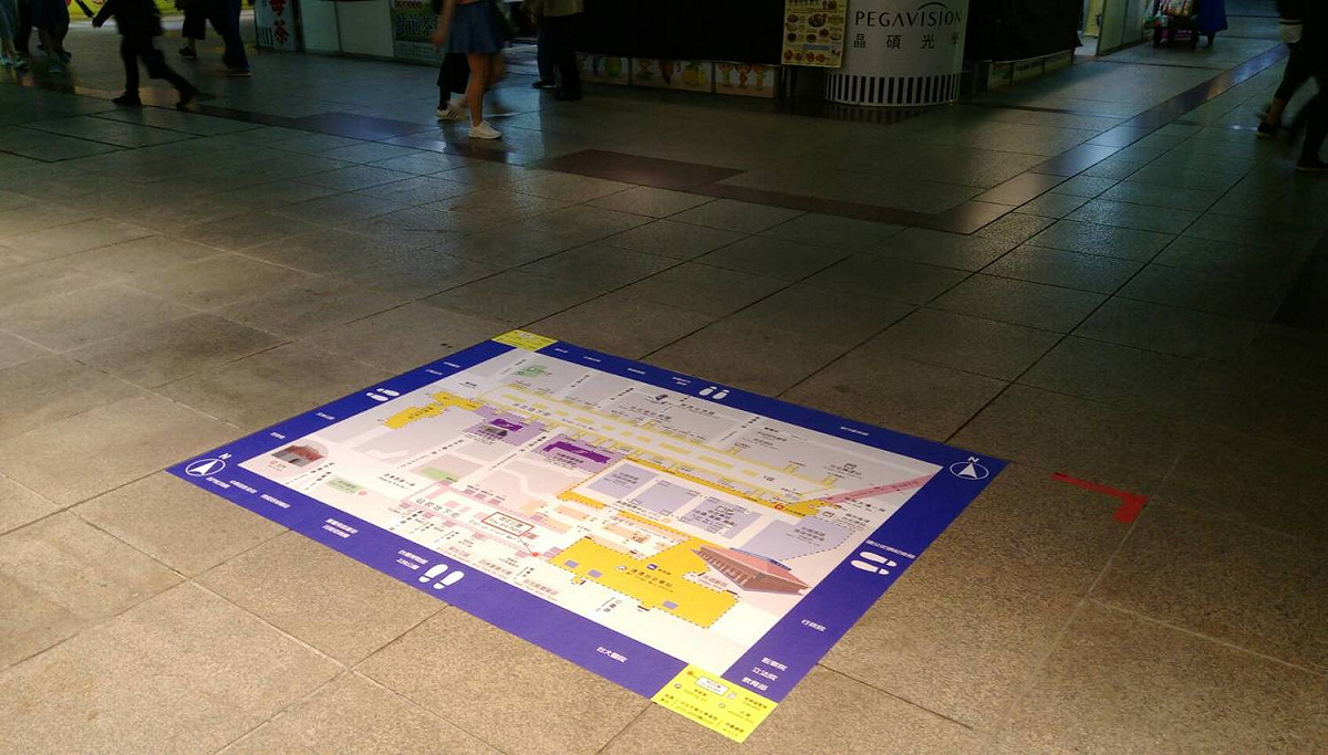 繼台北市政府交通局在3月底推出「，」室內導航APP，開放民眾免費下載後，觀光傳播局今 (13) 日表示，14日也將推出「地貼式地圖」，將各車站、地下街、連通道、出入口等位置呈現在地板地圖上，民眾只要站在地圖前就可清楚所在的位置及如何前往目的地。 圖：台北市觀光傳播局/提供