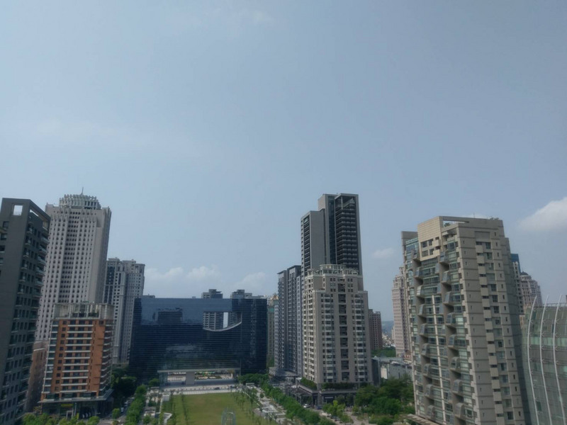 根據環保署空氣品質監測網，中南部13日上午的空氣品質明顯較北部好，台中市多個測站空氣品質良好，中興大學教授莊秉潔表示，太平洋高壓已主導風場，代表冬季的空污季將結束，高屏空氣品質會顯著好轉，北部相對南部而言，空氣品質會稍不好。 圖：中央社