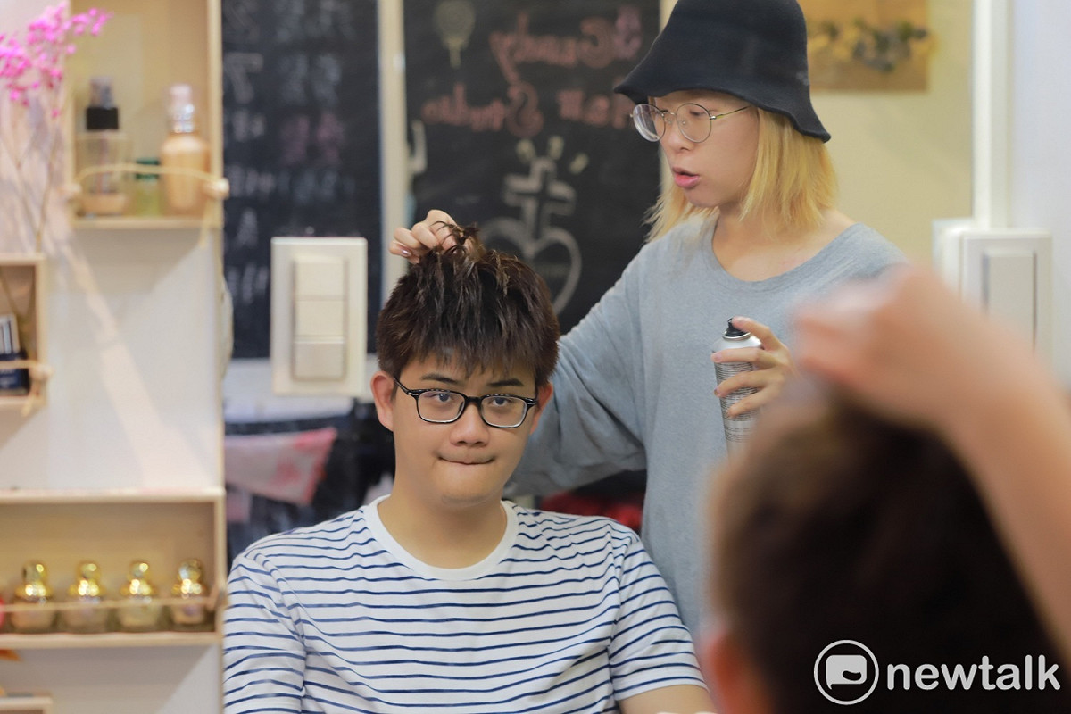 tom60229學習如何打理自己的髮型。 圖：蔡幸秀/攝