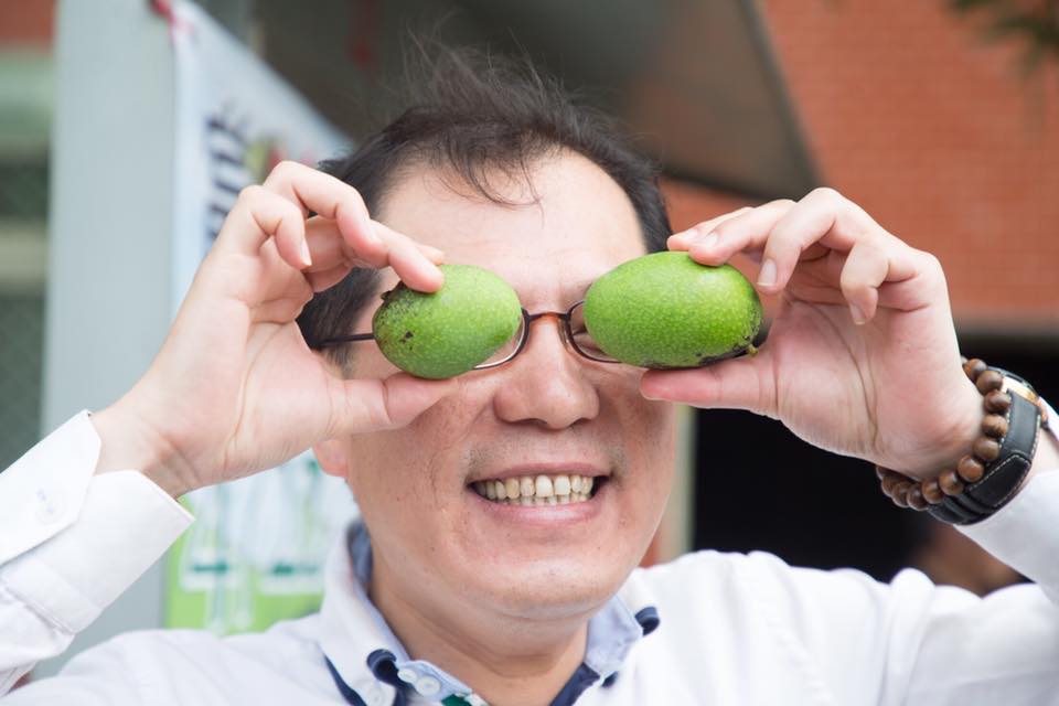 嘉義縣鹿草鄉以種植農作物為主，尤其以西瓜培育技術聞名全國！鹿草鄉公所今 (13) 日表示，「107年度農特產文化產業暨採芒趣活動」將在本 (4) 月22日登場，除了可以體驗「西瓜嫁接DIY」，還有可口的「西瓜試吃嚐鮮」，更有「採芒果」及變裝大賽！ 圖：鹿草鄉公所/提供