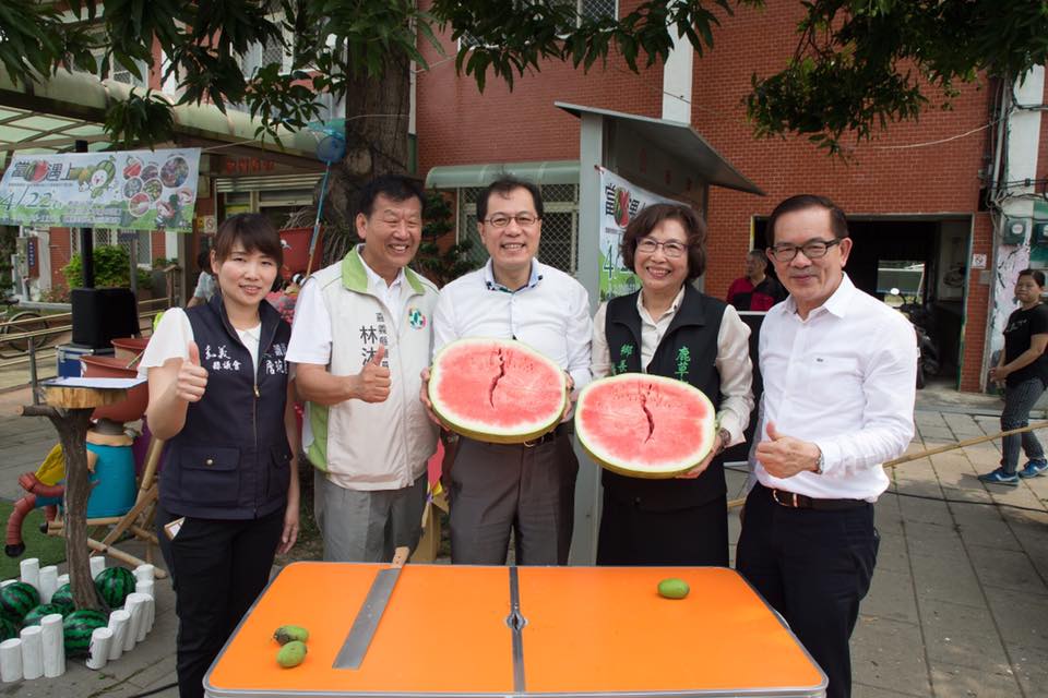嘉義縣鹿草鄉以種植農作物為主，尤其以西瓜培育技術聞名全國！鹿草鄉公所今 (13) 日表示，「107年度農特產文化產業暨採芒趣活動」將在本 (4) 月22日登場，除了可以體驗「西瓜嫁接DIY」，還有可口的「西瓜試吃嚐鮮」，更有「採芒果」及變裝大賽！ 圖：鹿草鄉公所/提供