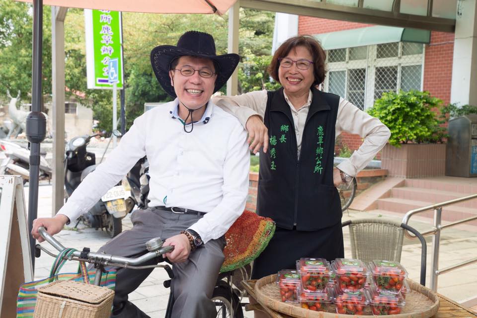 嘉義縣鹿草鄉以種植農作物為主，尤其以西瓜培育技術聞名全國！鹿草鄉公所今 (13) 日表示，「107年度農特產文化產業暨採芒趣活動」將在本 (4) 月22日登場，除了可以體驗「西瓜嫁接DIY」，還有可口的「西瓜試吃嚐鮮」，更有「採芒果」及變裝大賽！ 圖：鹿草鄉公所/提供