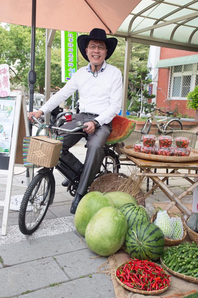 嘉義縣鹿草鄉以種植農作物為主，尤其以西瓜培育技術聞名全國！鹿草鄉公所今 (13) 日表示，「107年度農特產文化產業暨採芒趣活動」將在本 (4) 月22日登場，除了可以體驗「西瓜嫁接DIY」，還有可口的「西瓜試吃嚐鮮」，更有「採芒果」及變裝大賽！ 圖：鹿草鄉公所/提供