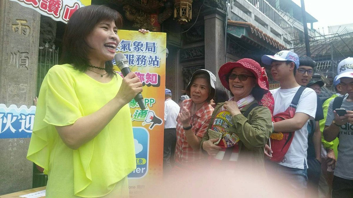 資深預報員伍婉華於鎮瀾宮現場報導遶境活動期間的天氣變化。 圖：中央氣象局／提供