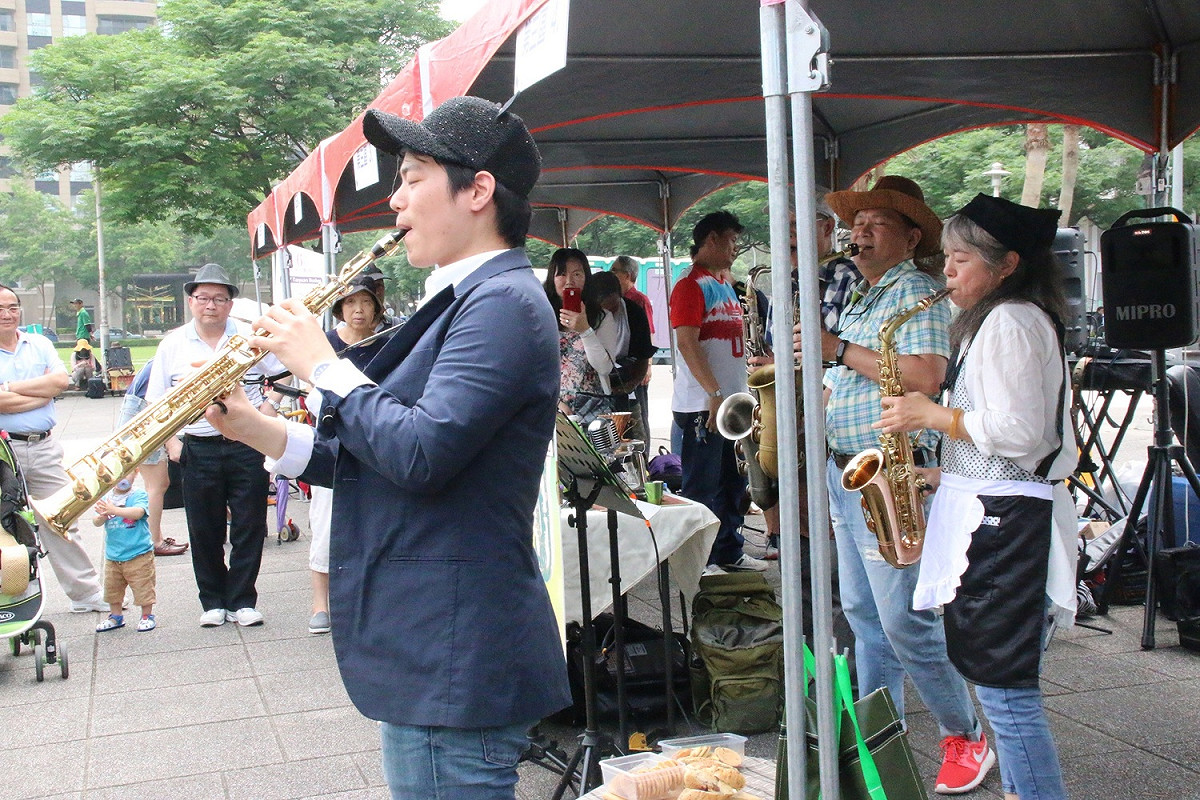 今年桃園市文化局舉辦街頭藝人徵選已是第13屆，且報考人數屢創新高，可見街頭演出之魅力，滿足了許多人「愛表演」的夢想。(圖為去年街頭藝人年度徵選甄選時的活動畫面)。 圖：桃園市文化局/提供