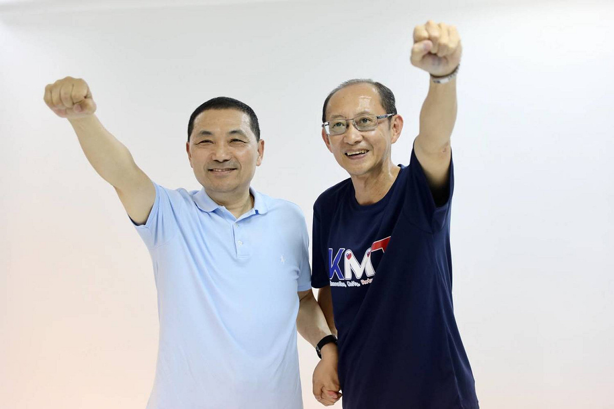 侯友宜跨縣市助選，與宜蘭市長參選人張森霖合拍競選宣傳照，強調發揮團隊精神併肩作戰，把選戰氣勢打起來。 圖: 侯友宜競選團隊/提供