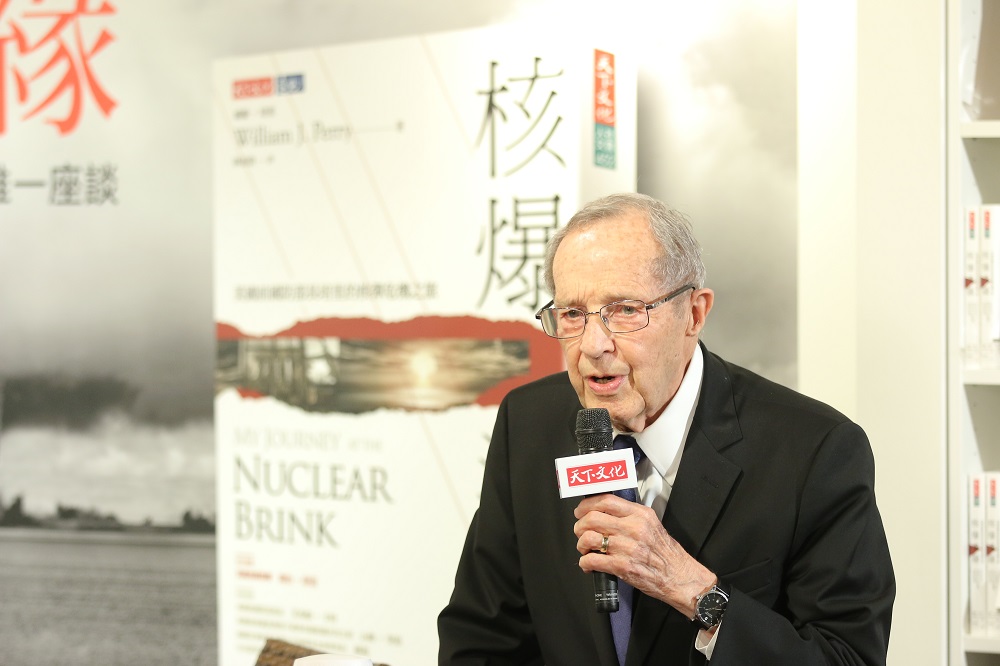 美國前國防部長威廉•培里(William J. Perry) 今 (13) 日受邀來台參加新書座談會，他表示今日核武威脅比冷戰時代還要嚴重，任何一個錯誤的決策都有可能造成毀滅的結果。培里認為，北韓獨裁但並不瘋狂，期待川普可以跟北韓談判成功，達成共識。而關於中美問題，培里認為南海主權是引發衝突的關鍵地點。 圖：天下文化/提供