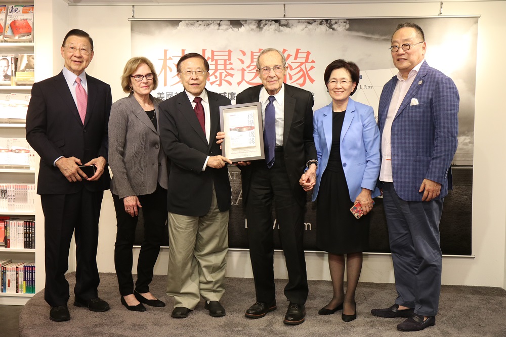 美國前國防部長威廉•培里(William J. Perry) 今 (13) 日受邀來台參加新書座談會，他表示今日核武威脅比冷戰時代還要嚴重，任何一個錯誤的決策都有可能造成毀滅的結果。培里認為，北韓獨裁但並不瘋狂，期待川普可以跟北韓談判成功，達成共識。而關於中美問題，培里認為南海主權是引發衝突的關鍵地點。 圖：天下文化/提供