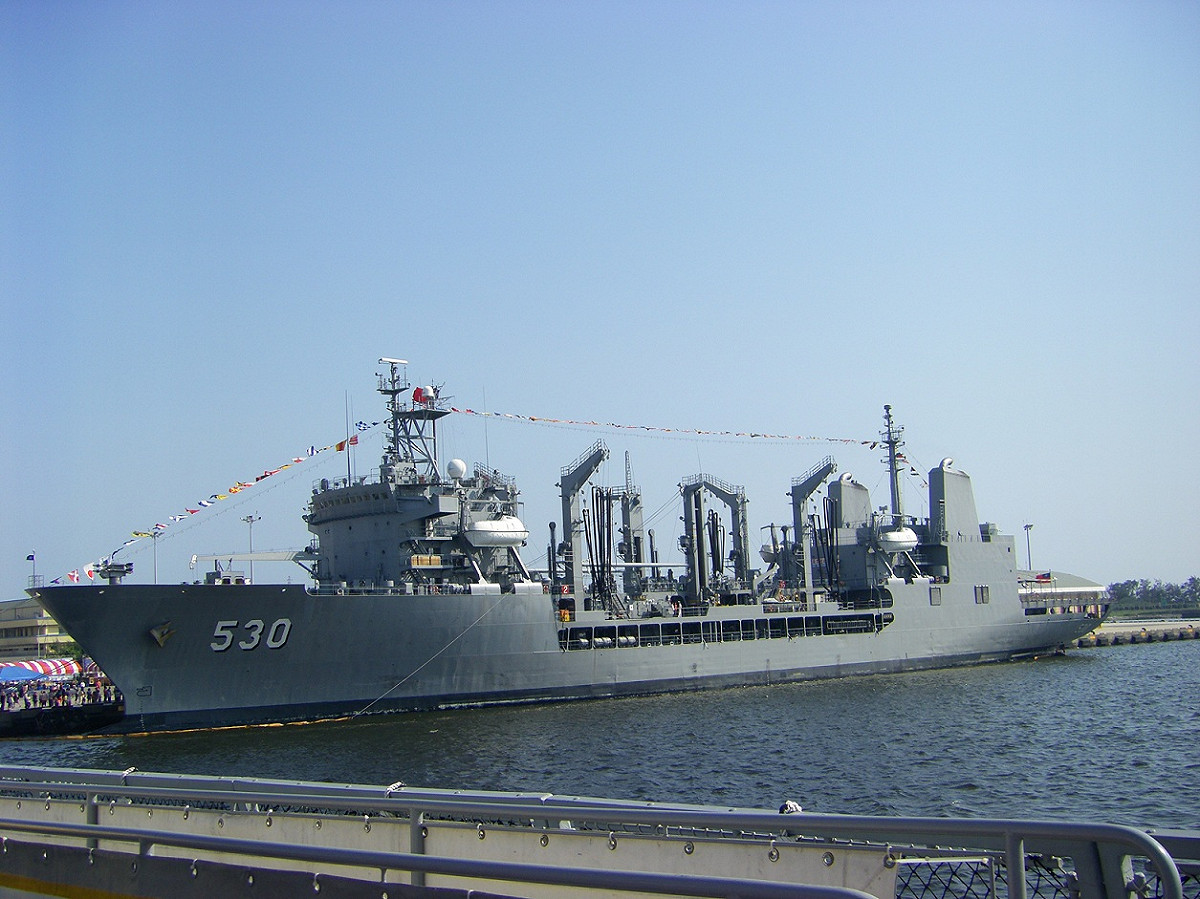 武夷艦是海軍第一艘專業補給艦，今日上午行例行訓練後驚傳有士兵落海失蹤。 圖：翻攝自維基百科