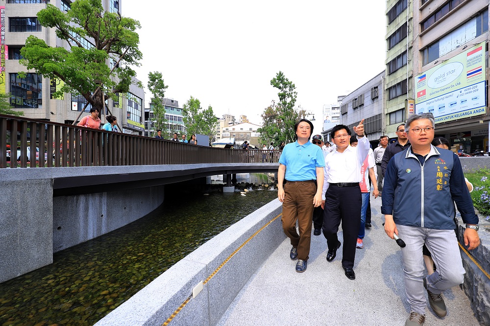 「綠川之於台中市的重要性有如母親之河，與都市發展密不可分，讓台中人引以為榮！」看著整治成功的綠川，台中市長林佳龍得意地說。而基隆市長林右昌今 (13) 日也慕名而來，一同參觀治理成果，並表示今年開始進行4條河川整治規劃，盼讓基隆市的河川變得和台中市一樣美麗。 圖：台中市政府/提供