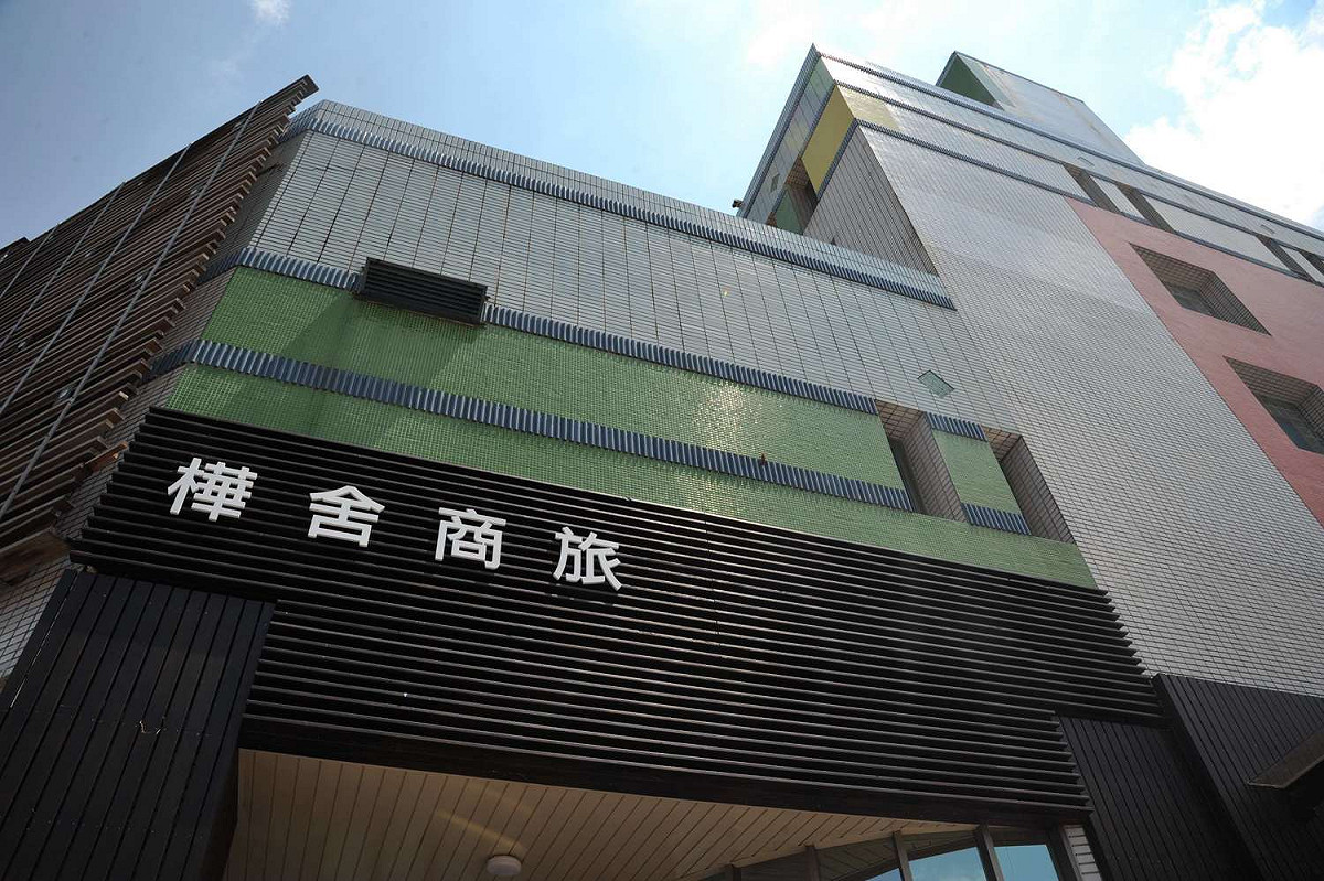 市府藉由委外經營方式，活化公共空間，將提供勞工教育訓練、住宿、企業研討會、專題演講等多元服務，提升場館使用率，歡迎勞工團體多加利用。 圖：高雄市政府/提供