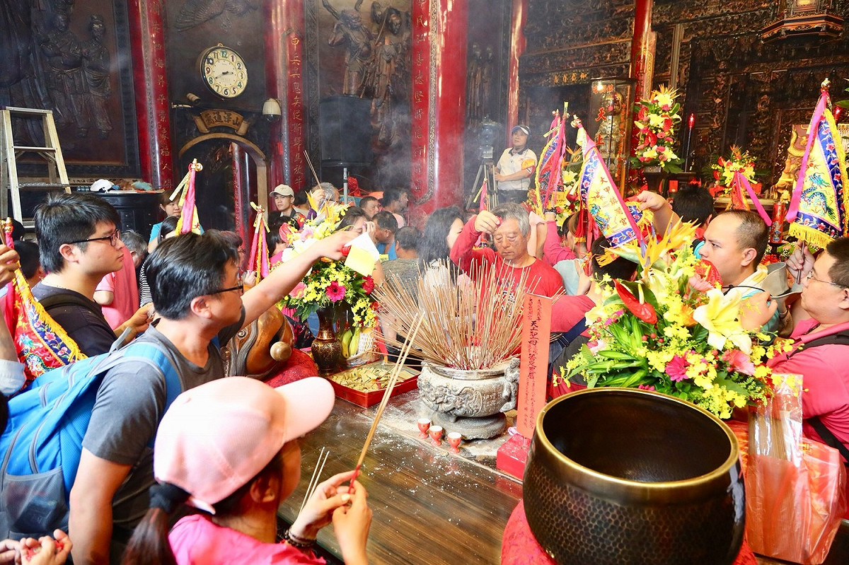 「大甲媽祖遶境」是中部地區一年一度的宗教盛事，今年大甲媽祖遶境以「付出」為主題，象徵媽祖疼人惜民，無私奉獻的大愛精神。 圖：台中市民政局／提供
