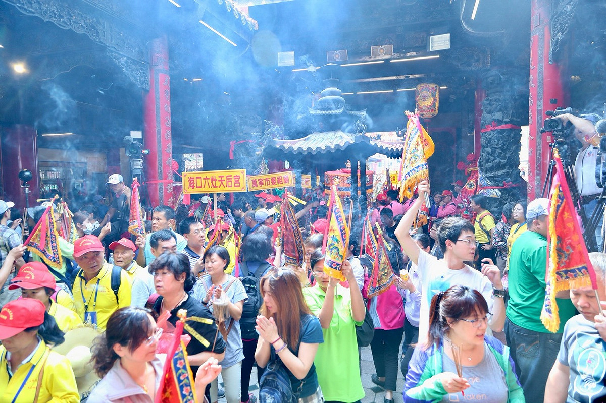 「大甲媽祖遶境」於今( 13)日晚間11時正式開始，展開為期9天8夜的遶境活動。上午，大甲鎮瀾宮已聚集大批信眾並展開一系列活動。 圖：台中市民政局／提供