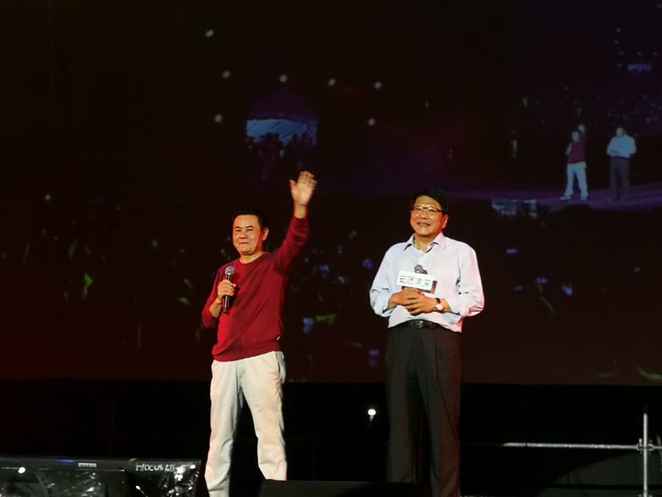 屏東三大日音樂節開唱，蔡振南與潘孟安帶有滄桑味的歌聲贏得熱烈掌聲。 圖：屏東縣政府/提供