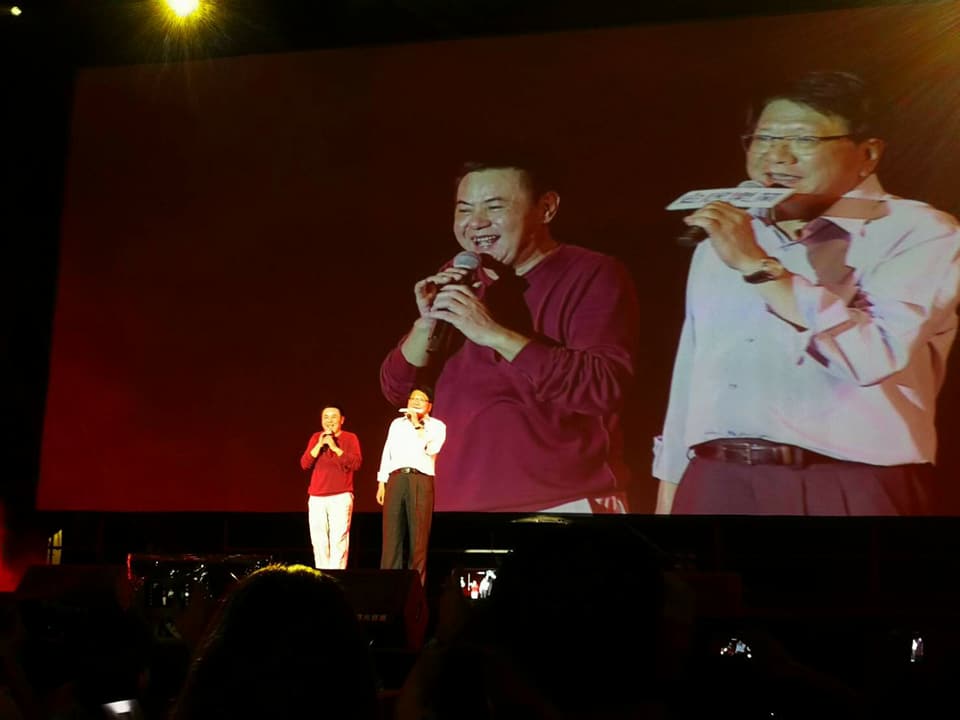 屏東三大日音樂節開唱，蔡振南與潘孟安合唱台語經典歌曲「黃昏ㄟ故鄉」。 圖：屏東縣政府/提供