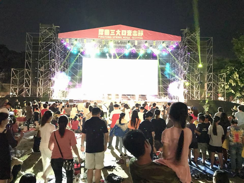 屏東三大日音樂節今晚間在屏東縣立體育館廣場揭開序幕，吸引大批民眾。 圖：屏東縣政府/提供