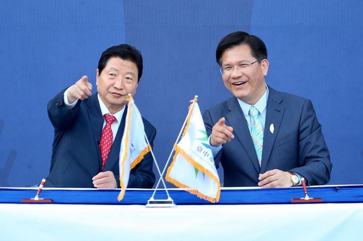 台中市長林佳龍4月10日至12日受韓國昌原市的邀請，前往韓國馬山棒球場與昌原市簽署友好城市協定書，成為台灣第一座與昌原市締結友好關係的城市。 台中市政府/提供