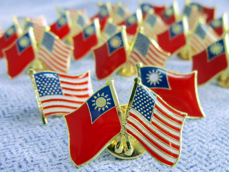 美國通過《台灣旅行法》，親中的或左派的國際媒體熱衷於採訪藍營政治人物，發表反對意見，仿佛台灣對《台灣旅行法》並不領情。 圖 : 翻攝自金石黨