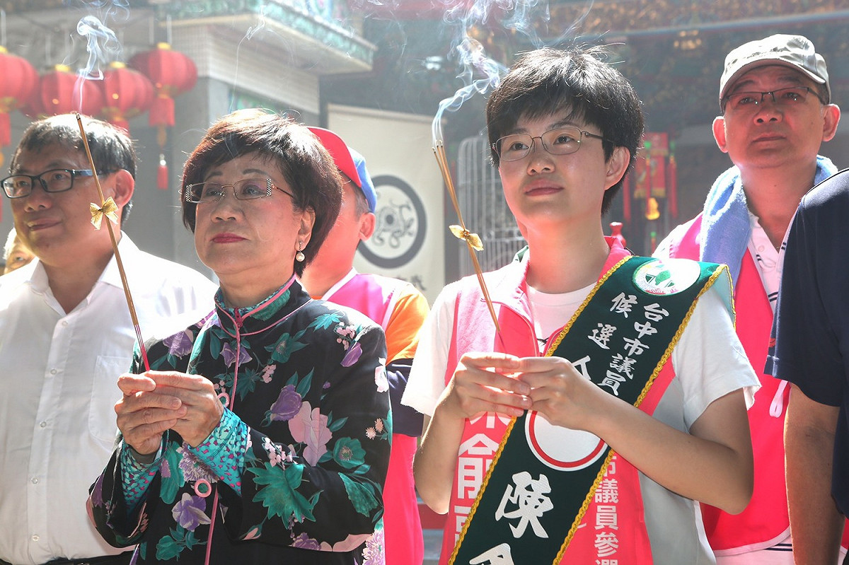 呂秀蓮陪同陳俞融上香，祈求初選過關。 陳俞融服務處/提供