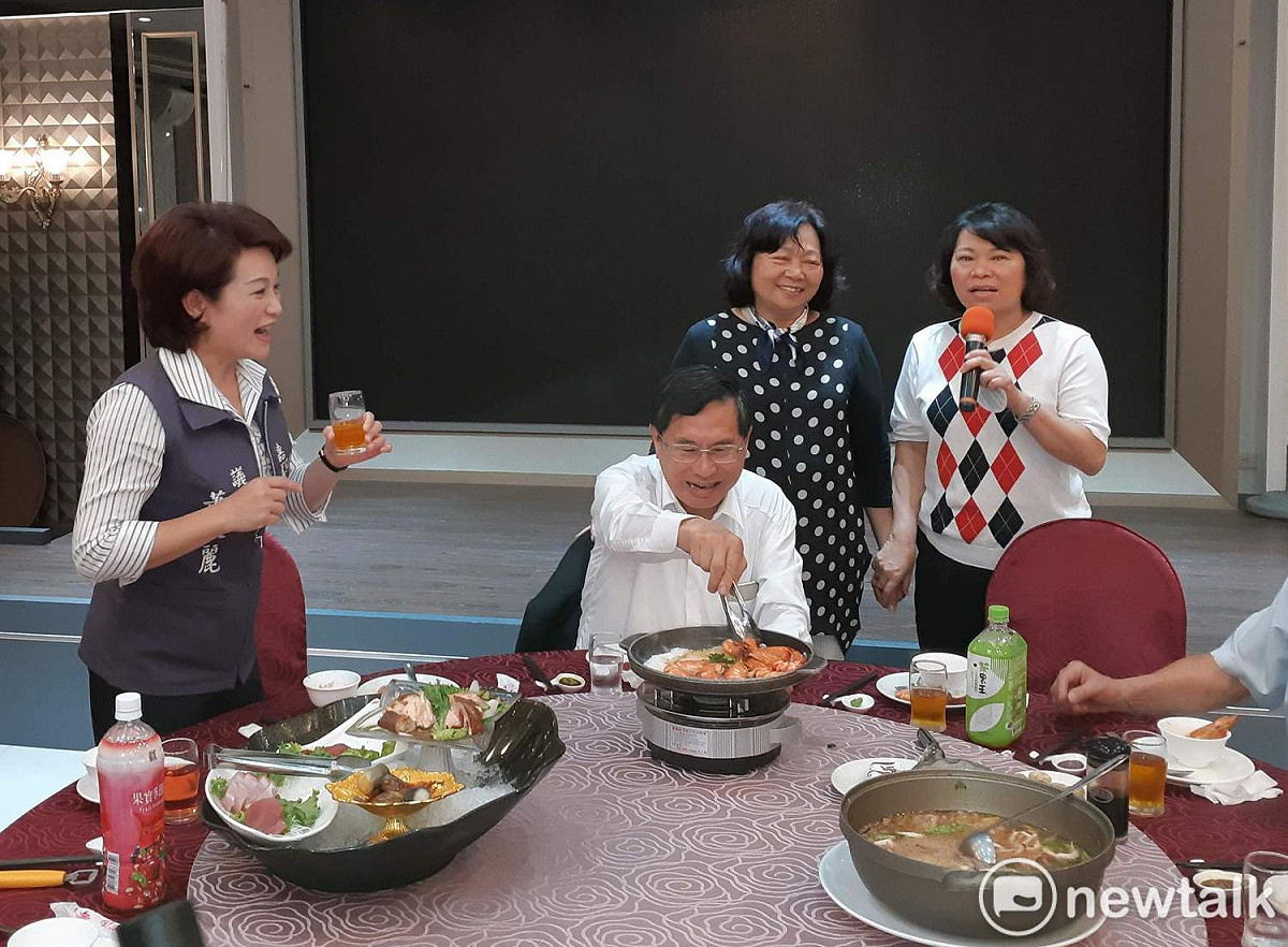 嘉義市東區里長聯誼會的餐會中，三位市長選將「你講你的、我吃我的、她敬她的」，站在黃敏惠身邊者為餐會主人東區里長聯誼會會長呂純足。 圖：蔡坤龍/攝