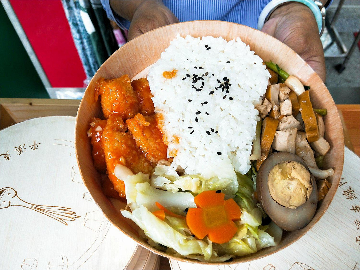 今(14)日在平溪區農會正式推出「平溪支線限定 蔥天祈福便當」，菜色以珠蔥及當季在地食材為料理，特色是製作天燈造型飯糰加入便當中，賣相相當誘人可口。 圖：張家綺／攝