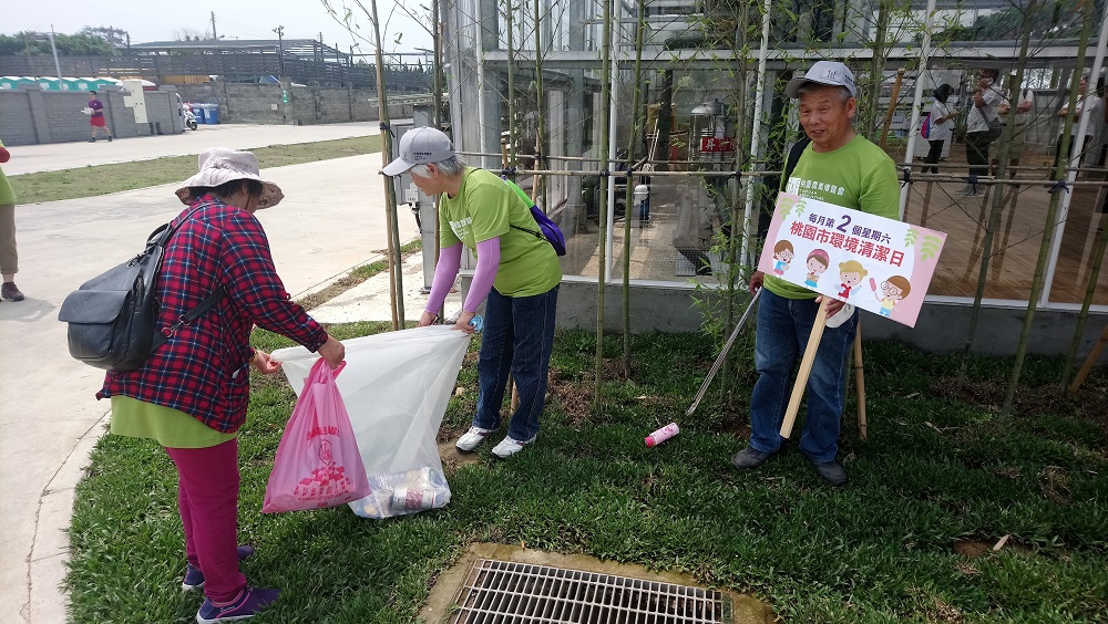 這些幕後英雄不只協助清理展場，也向遊客宣導資源分類回收，為清潔工作帶來莫大的協助。 圖：桃園市環保局／提供