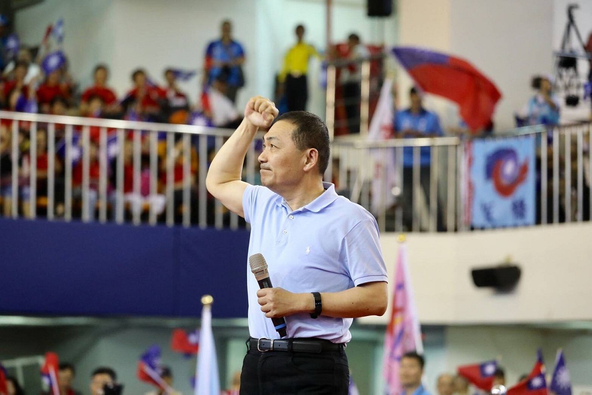 國民黨新北市長參選人侯友宜今（14）日左右開弓，除重砲抨擊總統府變成選舉機器，還隔空打牛，對蘇貞昌叫板喊話，要蘇貞昌對深澳電廠做一個很清楚的回應。 圖:國民黨/提供