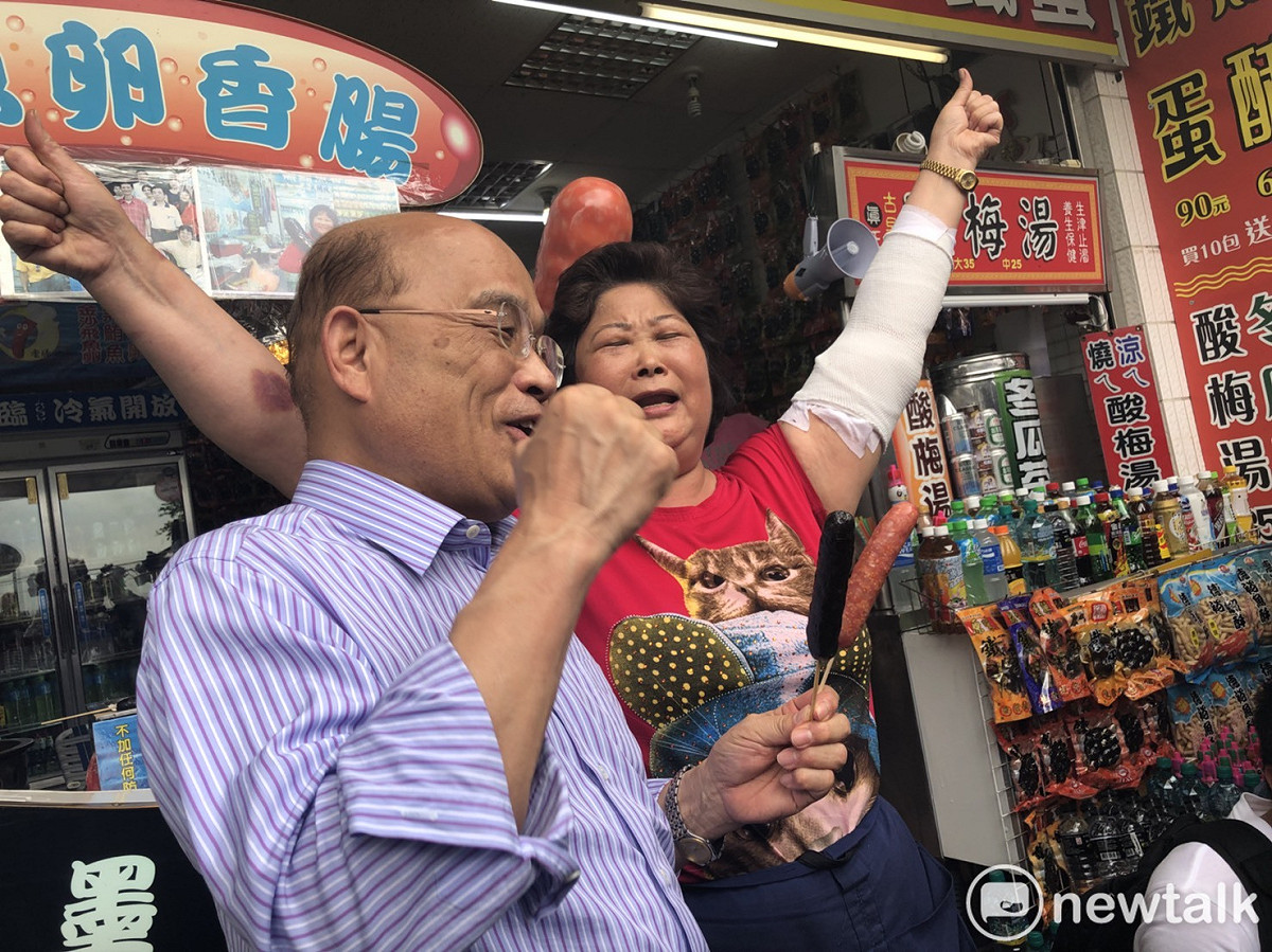 民進黨新北市長參選人蘇貞昌造訪八里、淡水，受到民眾熱烈歡迎。 圖：陳奕/攝