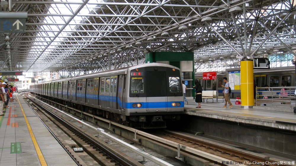 由雙北市政府、公車業者、YouBike共同推出30日吃到飽的「公共運輸定期票」，售價1,280元，將於4月16日正式啟用，需在30日內任選一天於捷運或公車啟用，否則將失效，重瓣須加收手續費。 圖：翻攝自Flickr／Yu-Cheng Chuang開放授權