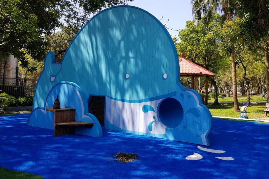 繼南港區的中研公園後又一全新遊戲場落成，是座充滿海洋氣息的造型大鯨魚游進玉成公園，分別設置海洋親子區及攀爬挑戰區，讓大小朋友皆有合適的遊樂天地。 圖：台北市政府提供