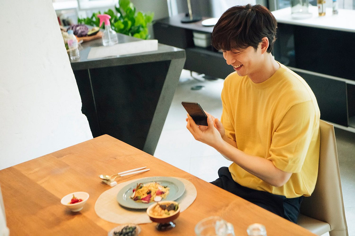 華碩首款搭載人工智慧的智慧型手機「ASUS ZenFone 5」於12日問世，上市首24小時通路熱銷超過1萬2千台，創下奇蹟。 圖：ASUS／提供
