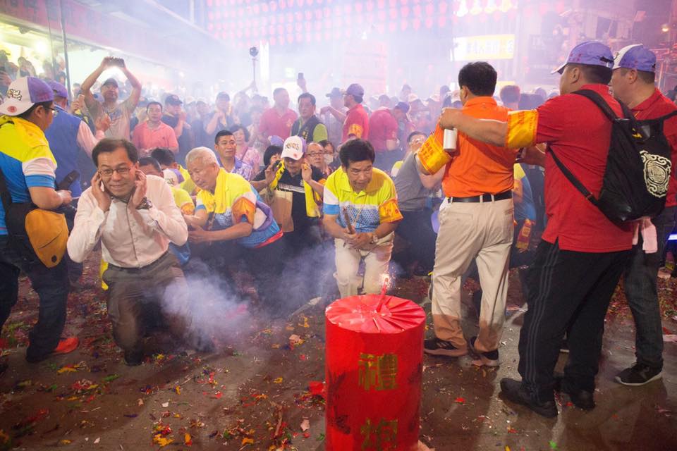 嘉義縣副縣長吳芳銘點燃起馬砲。 圖 : 嘉義縣政府/提供
