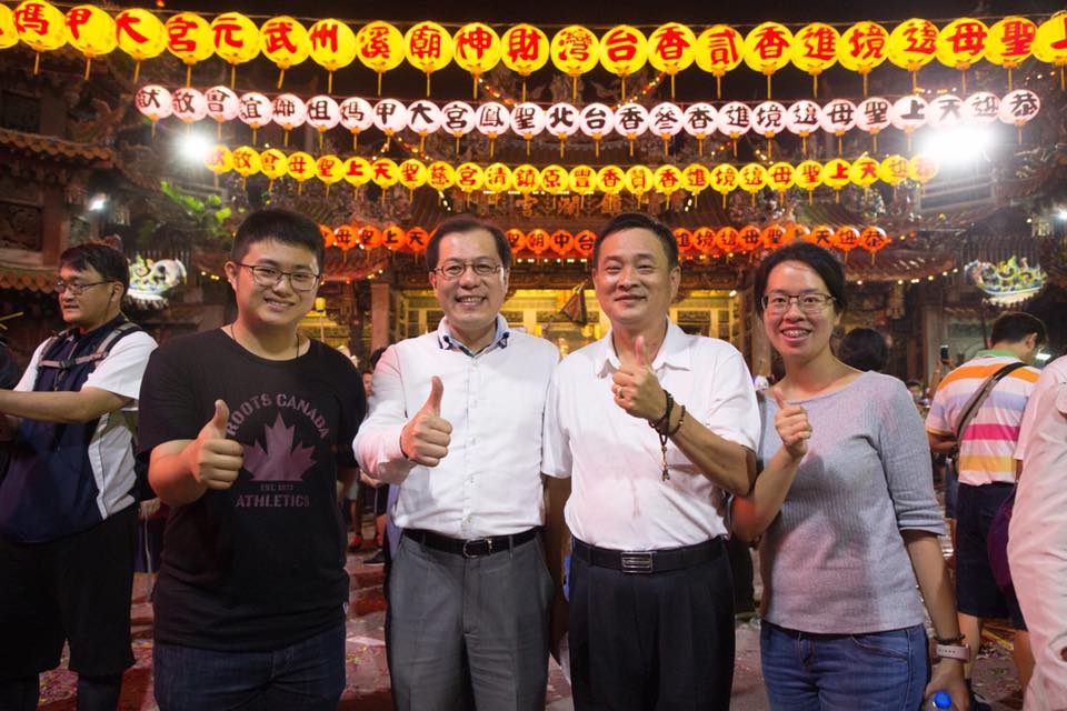 嘉義縣副縣長吳芳銘和縣議員陳文忠親往鎮瀾宮恭迎大甲媽起駕。 圖 : 嘉義縣政府/提供