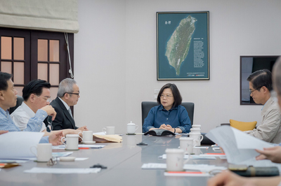 蔡總統是在下午4時邀集行政院副院長施俊吉及國安部會首長召開國安高層會議，總統府晚間指出，這項會議歷時約100分鐘。除總統、施俊吉外，包括國安會秘書長李大維、國防部長嚴德發、外交部長吳釗燮、國安局長彭勝竹、陸委會主委陳明通等首長都與會。 圖：總統府/提供