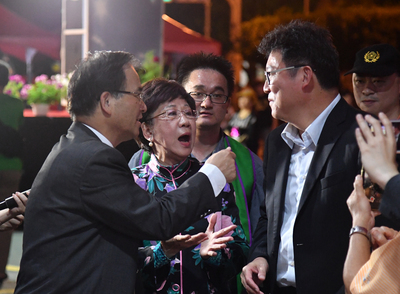 台灣聯合國協進會等民團14日晚間在凱達格蘭大道主辦 「2018前進WHA！」群眾募款餐會，前副總統呂秀蓮（ 左2）、前台南縣長蘇煥智（左）及民進黨籍立委姚文智（前右）等人皆出席餐會。 圖：中央社