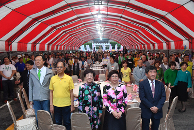 前進WHA群眾募款餐會，衛福部長陳時中（前右)、外交部次長吳志中（前左）、前副總統呂秀蓮（前中）、前行政院長游錫堃（前左2）等人出席與會。 圖：中央社