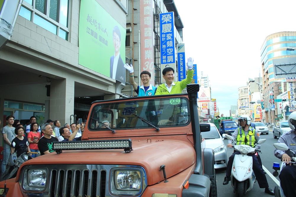 林佳龍陪同江肇國掃街拜票。 圖：江肇國服務處/提供