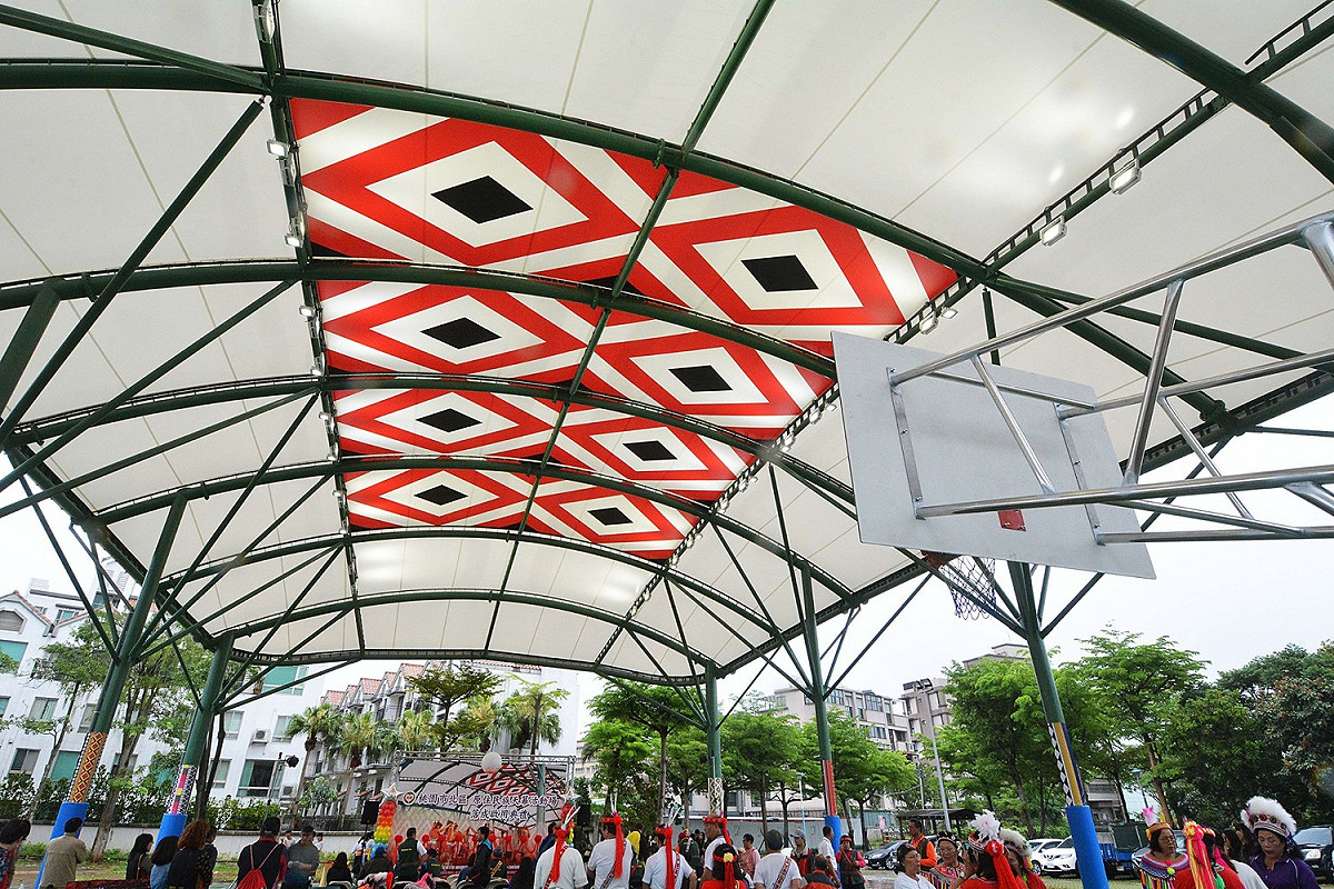 今天落成啟用的桃園市北區天幕活動場是桃園都會區第一座具原住民族主題風格的天幕活動場，未來無論舉辦運動或集會都將更加方便。 圖: 桃園市政府/提供