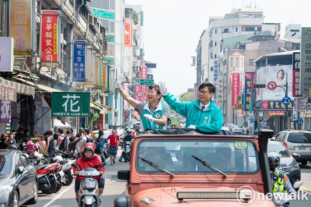 陳其邁陪同江肇國車隊掃街。 唐復年/攝