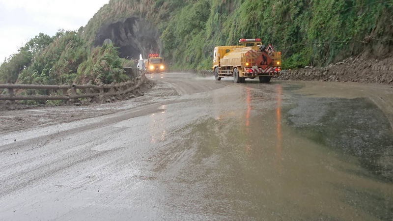 花蓮地區14日發生瞬間強降雨，導致台9線162k至171k和仁路段多處落石坍方及泥流，道路雙向阻斷；蘇花公路和仁段15日上午已搶通，恢復全線通行。公路總局呼籲用路人隨時注意路況。 圖/公路總局提供